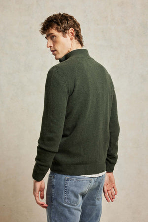 Super soft khaki green half zip men’s sweater with leather zip pull. The Colesbourne is a classic, knitted from plush Italian lambswool to a half zip fit. Casual wear, good for layering. Size S, M, L, XL, XXL.