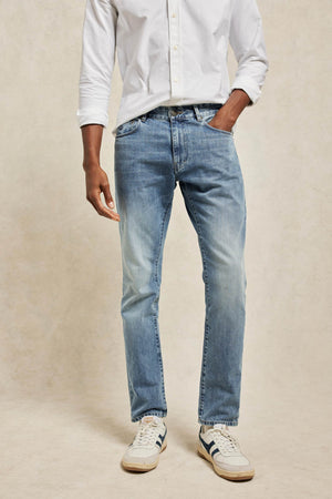 Classic 5 pocket men’s straight cut jeans in a light wash denim. Cut from 100% pure cotton denim to a straight-leg profile in a light-blue wash. Made in Portugal. Casual wear. Machine wash. Size 30,32,34,36,38.