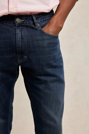 Classic 5 pocket men’s straight cut jeans in a mid wash denim. Cut from 100% pure cotton denim to a straight-leg profile in a mid-blue wash. Made in Portugal. Casual wear. Machine wash. Size 30,32,34,36,38.
