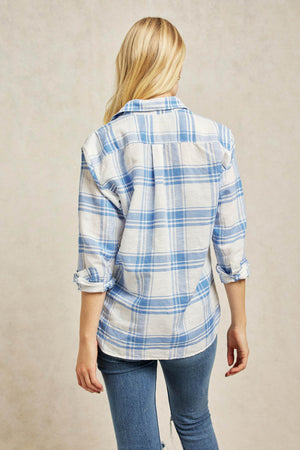 Linen blend women’s shirt with back box pleat and curved hem for extra ease. Cornflower-blue and white checks. Woven from a breathable blend of linen and cotton to a shrug-on-and-go silhouette. Classic collar. Casual wear. Size XS, S, M, L, XL. Machine wash.