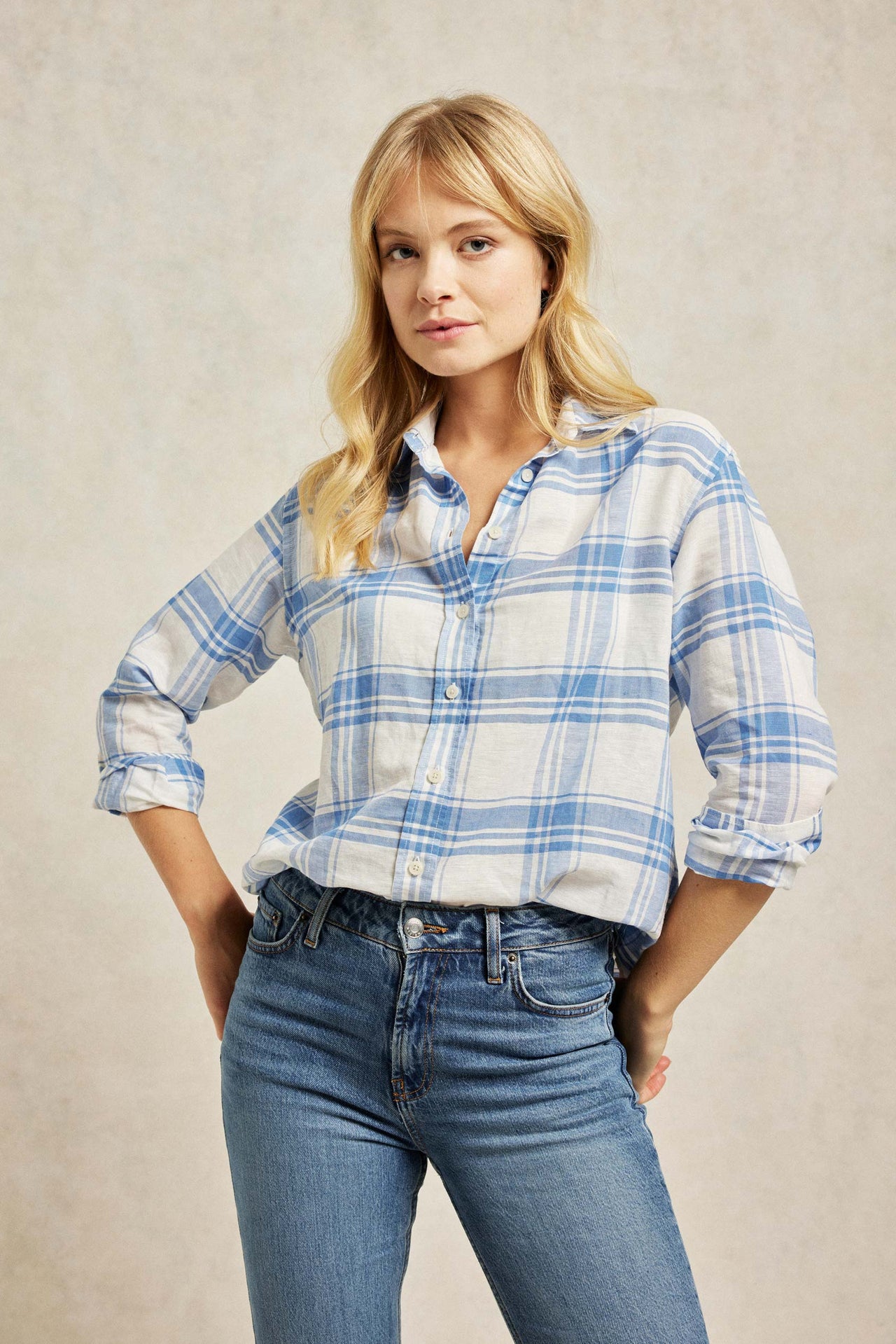 Linen blend women’s shirt with back box pleat and curved hem for extra ease. Cornflower-blue and white checks. Woven from a breathable blend of linen and cotton to a shrug-on-and-go silhouette. Classic collar. Casual wear. Size XS, S, M, L, XL. Machine wash.