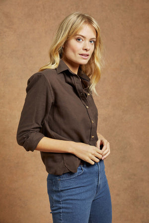 Soft brushed chocolate brown cotton women’s shirt. Cut from super soft cotton to a classic fit with tortoiseshell buttons. Casual wear. Size XS, S, M, L, XL. Made in Portugal. Boyfriend fit. Machine wash.
