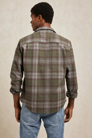 Heavy weight woven check men’s overshirt with button chest pockets. 100% Cotton. Lighter than a jacket, hardier than a shirt, cut from heavyweight cotton to a boxy fit that can be layered over a jumper. Casual wear. Size S, M, L, XL, XXL. Made in Portugal. Machine wash.