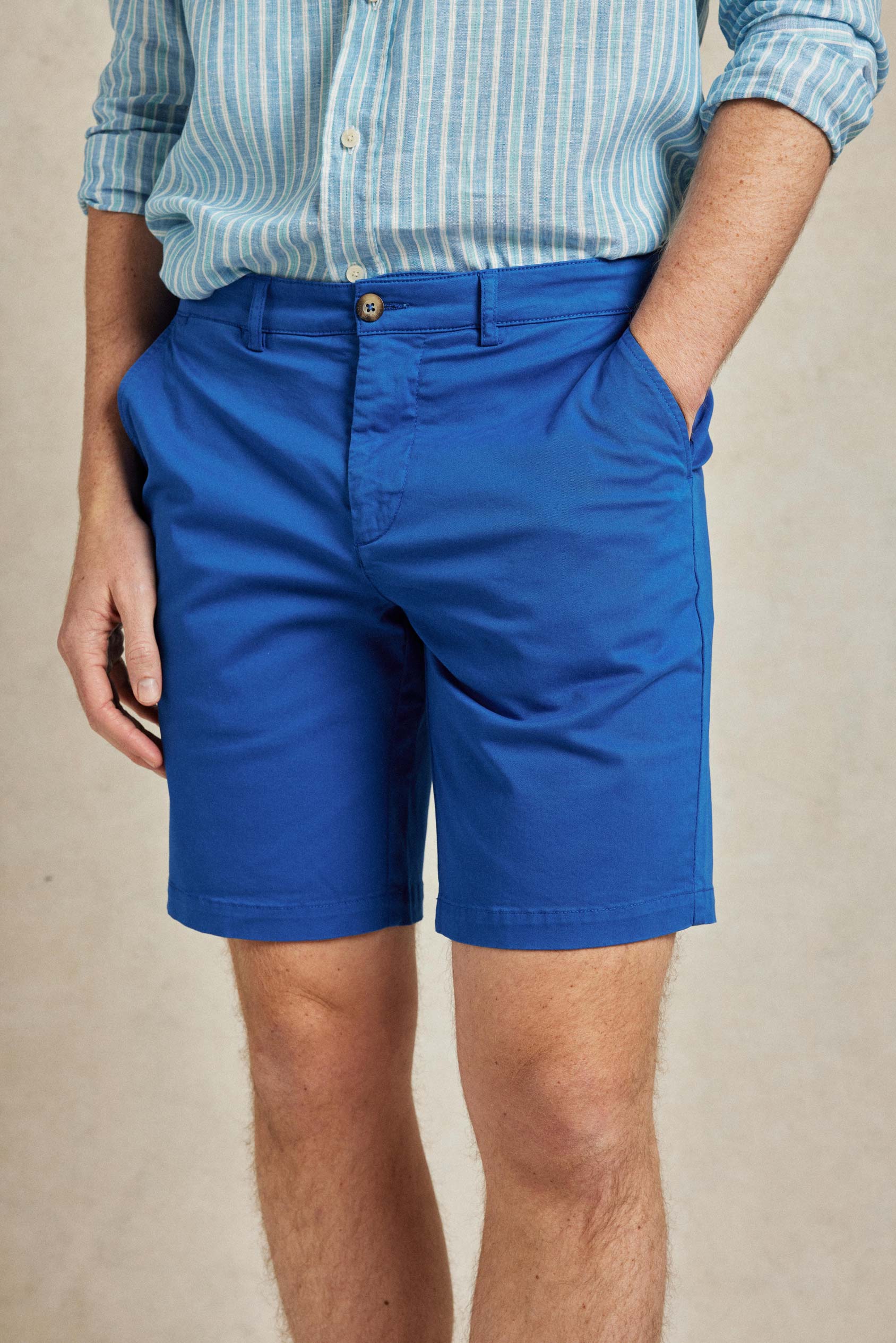 Garment dyed classic cobalt blue men’s chino shorts with side and back pockets. Cut with a hint of stretch. Casual wear. Made in Portugal. Machine wash. Size 30,32,34,36,38.