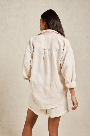 Linen and cotton blend check shirt, boyfriend fit with back box pleat and curved hem for extra ease. A pared-back take on our favourite linen shirts, cut to a popover fit and patterned with subtle stripes. Casual wear. Size XS, S, M, L, XL. Made in Portugal. Machine wash.