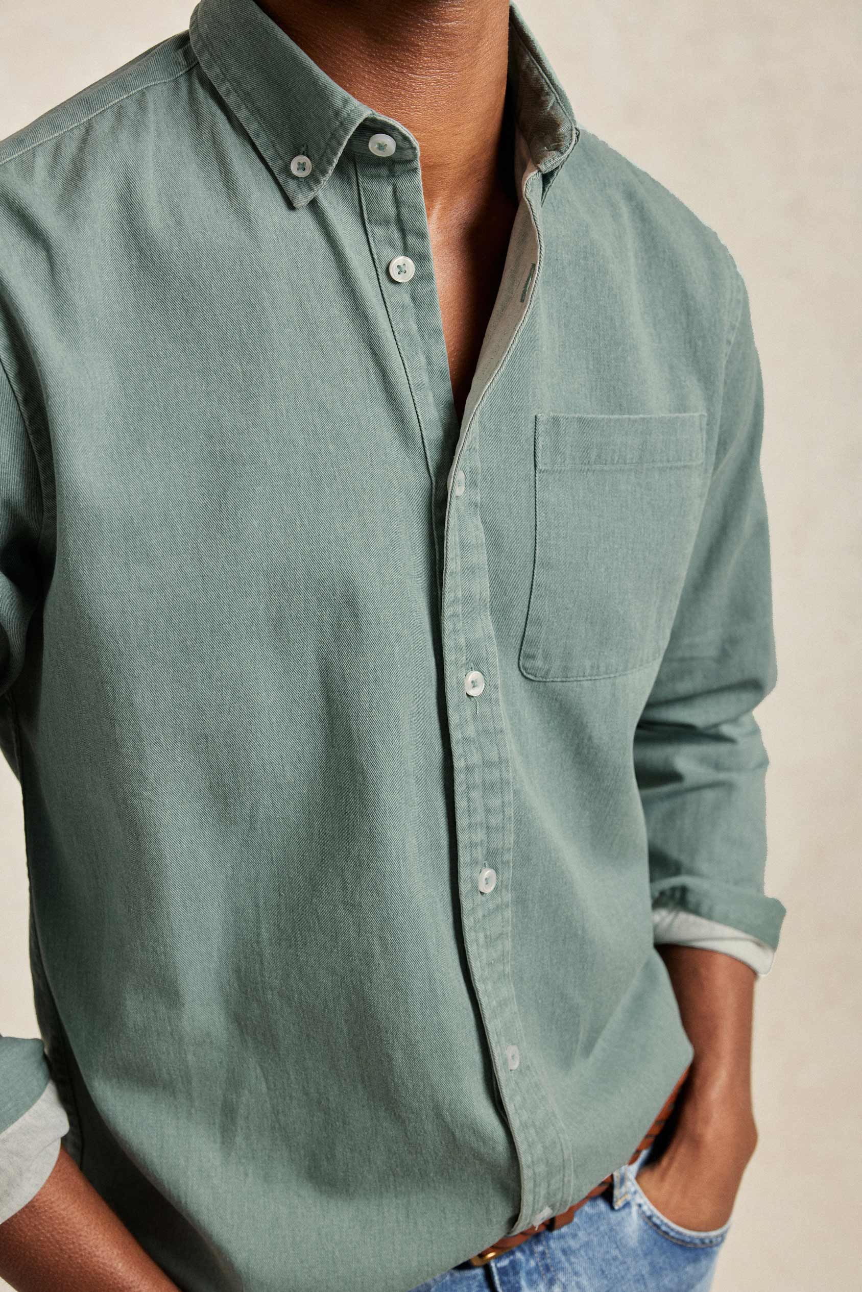 Emerald green men’s twill shirt with button down collar and printed colour finish. 100% Cotton. Cut from vintage-wash cotton twill to a classic Beaufort fit. Casual wear. Machine wash. Size S, M, L, XL, XXL.