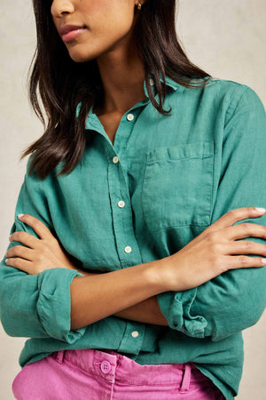 Garment dyed emerald green women’s shirt with back box pleat and curved hem. Effortless style, made to last. Cut from 100% linen to a boyfriend fit. Casual wear. Size XS, S, M, L, XL. Machine wash.