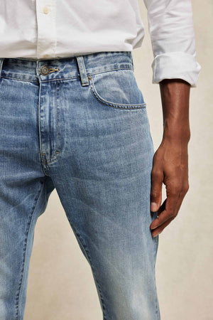 Classic 5 pocket men’s straight cut jeans in a light wash denim. Cut from 100% pure cotton denim to a straight-leg profile in a light-blue wash. Made in Portugal. Casual wear. Machine wash. Size 30,32,34,36,38.