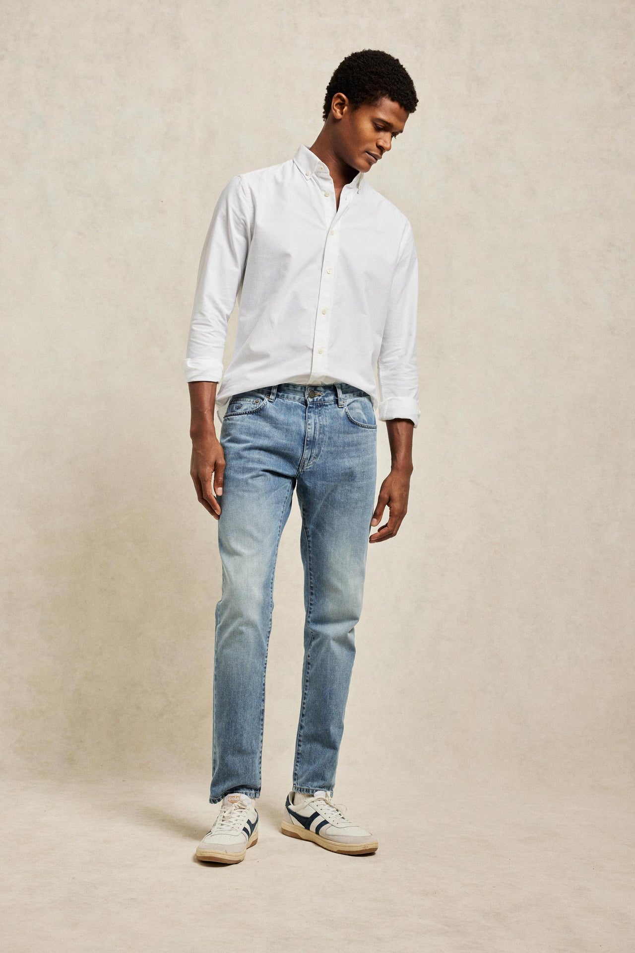 Classic 5 pocket men’s straight cut jeans in a light wash denim. Cut from 100% pure cotton denim to a straight-leg profile in a light-blue wash. Made in Portugal. Casual wear. Machine wash. Size 30,32,34,36,38.