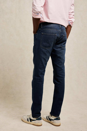 Classic 5 pocket men’s straight cut jeans in a mid wash denim. Cut from 100% pure cotton denim to a straight-leg profile in a mid-blue wash. Made in Portugal. Casual wear. Machine wash. Size 30,32,34,36,38.