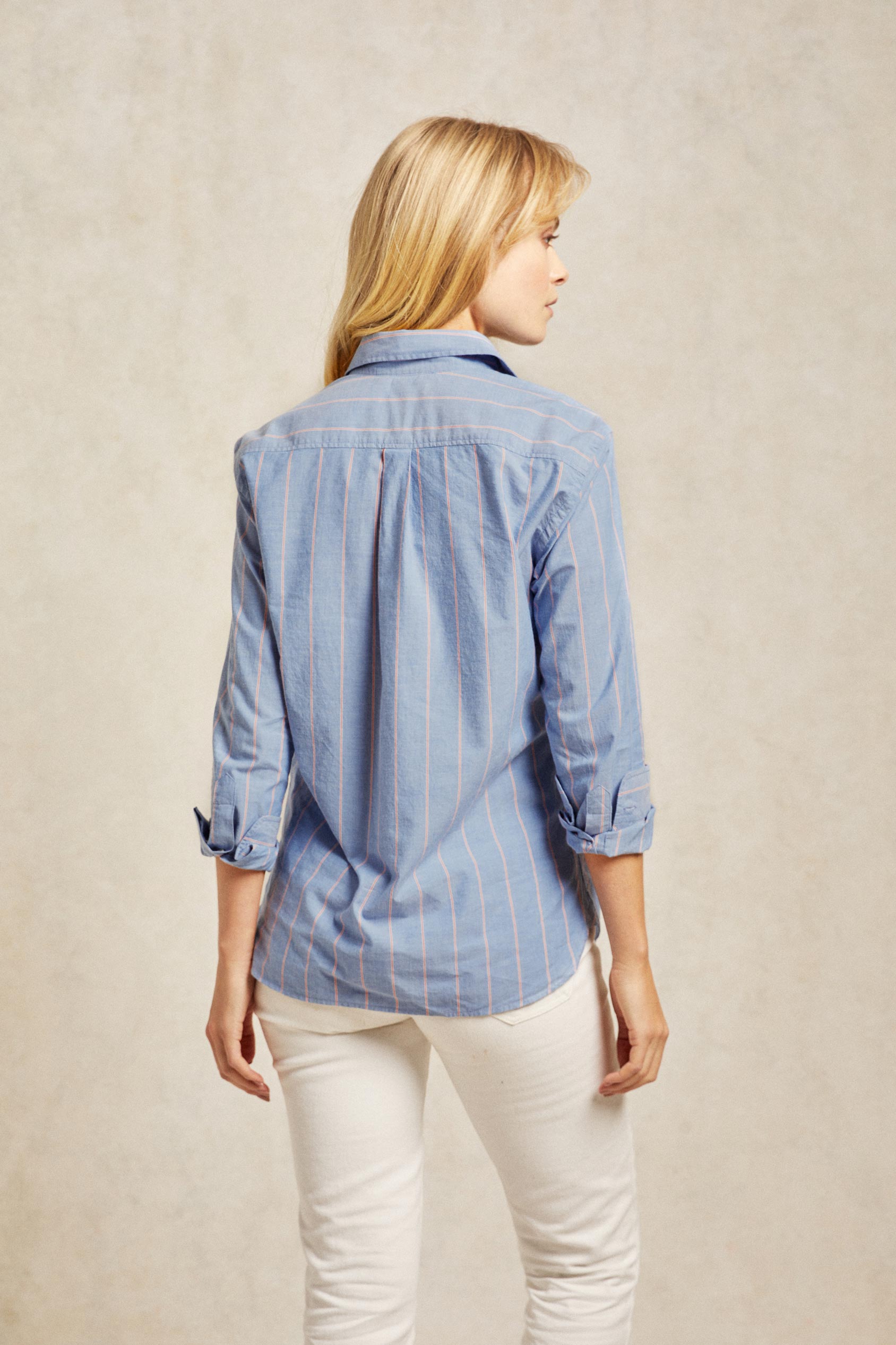 Classic collar women’s shirt in lighter weight cotton fabric. Cut from soft, lighter-weight cotton chambray, the Fennel shirt will see you through the warmer months. Patterned with subtle stripes and tailored to a boyfriend fit. Casual wear. Size XS, S, M, L, XL. Made in Portugal. Machine wash.