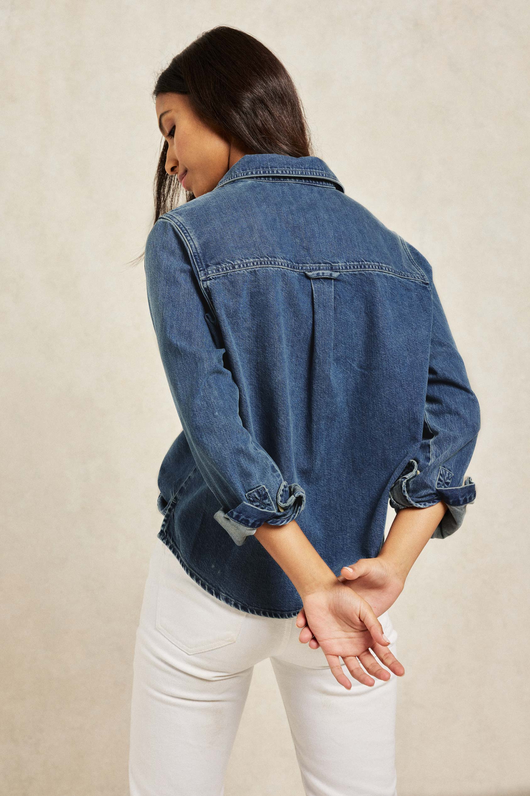 Overhead women’s denim shirt with half placket design and classic collar. Popover style cut from pure cotton that's dyed with an authentic vintage wash. Casual wear. Size XS, S, M, L, XL. Made in Portugal. Boyfriend fit. Machine wash.