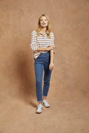 The Honeysuckle women’s rugby is patterned with pecan-brown stripes and cut with a subtly cropped hem. Stripe cotton rugby with super soft feel fabric with a twill collar and rubberised buttons. Casual wear. Size XS, S, M, L, XL. Machine wash.