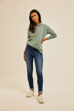 The Kittisford is a trusty staple, cut from cotton with a subtle faded wash. Loopback women’s green khaki sweatshirt in classic rugby style, garment dyed for vintage look. A soft, vintage-inspired sweat. Casual wear. Size XS, S, M, L, XL. Machine wash.