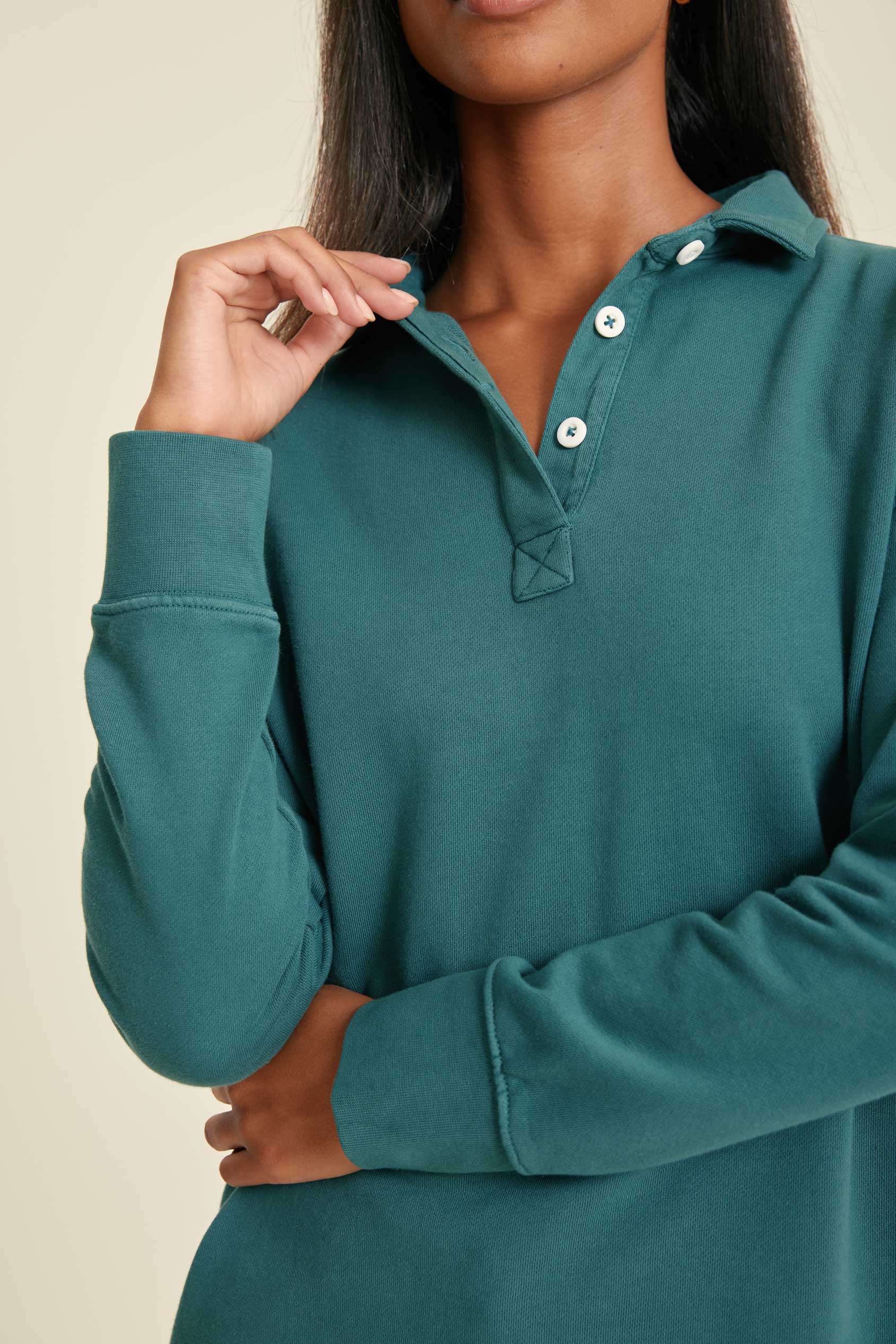 Pine long-sleeve shirt worn by a model on a beige background