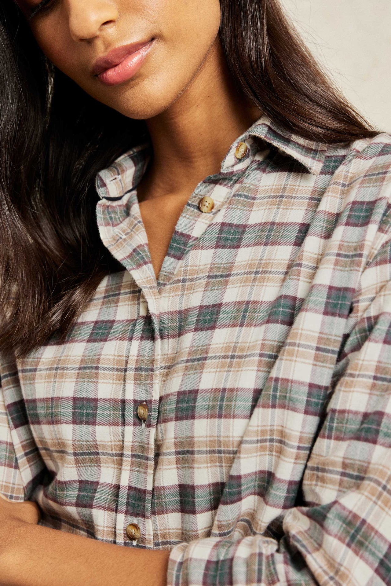 Soft brushed women’s cotton shirt with centre back box pleat and curved hem for extra ease. Timeless checks, and an effortless boyfriend fit. Casual wear. Size XS, S, M, L, XL. Made in Portugal. Boyfriend fit. Machine wash.