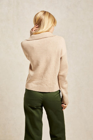 Ribbed neck, half zip women’s jumper with pointelle design. Knitted from a cosy blend of cotton and wool yarns in a soft oat hue. Casual wear. Size XS, S, M, L, XL.