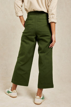 Mid-rise wide leg khaki green cropped women’s trousers with added stretch. Cut from cotton to a mid-rise fit. Casual wear. Size 6,8,10,12,14,16,18. Made in Portugal. Machine wash.