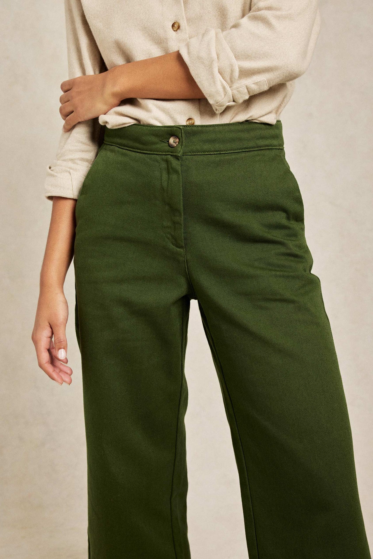 Mid-rise wide leg khaki green cropped women’s trousers with added stretch. Cut from cotton to a mid-rise fit. Casual wear. Size 6,8,10,12,14,16,18. Made in Portugal. Machine wash.