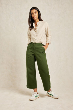 Mid-rise wide leg khaki green cropped women’s trousers with added stretch. Cut from cotton to a mid-rise fit. Casual wear. Size 6,8,10,12,14,16,18. Made in Portugal. Machine wash.