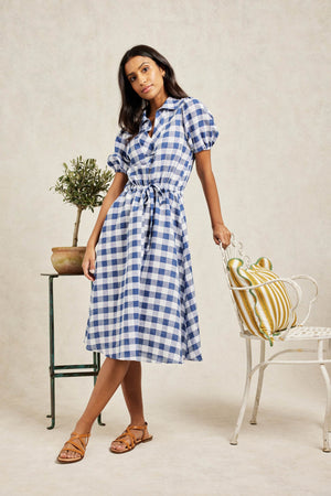 Gingham women’s tie waist dress with collar and elasticated puff sleeve. Cut from our favourite linen-cotton combination for softness and breathability. Casual wear. Size 6,8,10,12,14,16,18 Machine wash. Summer dress. Made in Portugal.