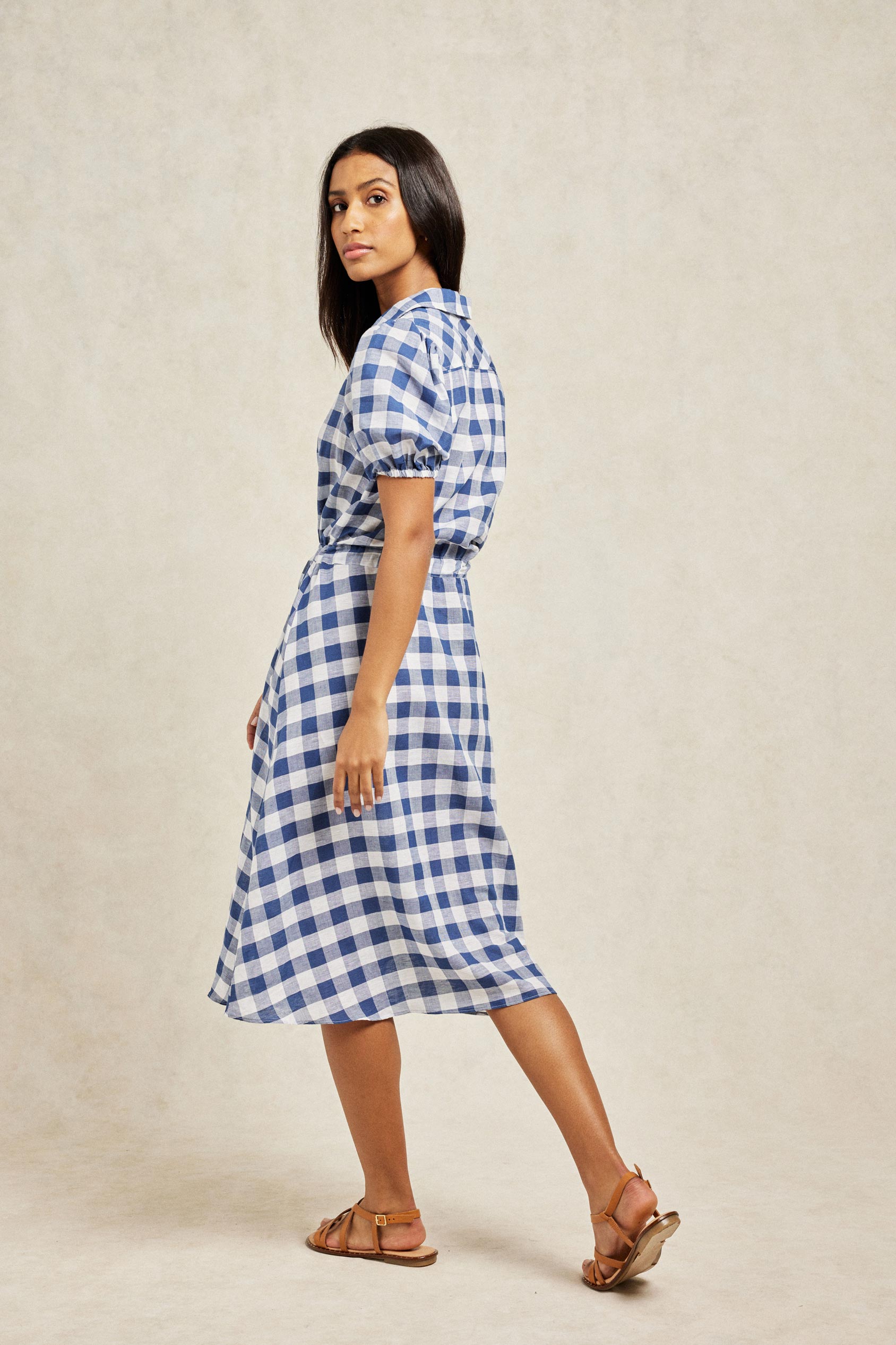 Gingham women’s tie waist dress with collar and elasticated puff sleeve. Cut from our favourite linen-cotton combination for softness and breathability. Casual wear. Size 6,8,10,12,14,16,18 Machine wash. Summer dress. Made in Portugal.
