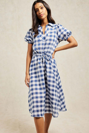 Gingham women’s tie waist dress with collar and elasticated puff sleeve. Cut from our favourite linen-cotton combination for softness and breathability. Casual wear. Size 6,8,10,12,14,16,18 Machine wash. Summer dress. Made in Portugal.