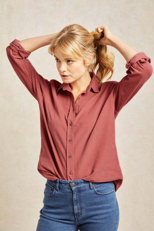 Fine needle cord women’s maple red terracotta shirt with a back box pleat and curved hem for ease. 100% Cotton. Cut from soft needlecord to a classic fit with tortoiseshell buttons. Casual wear. Size XS, S, M, L, XL. Made in Portugal. Machine wash. Boyfriend fit.