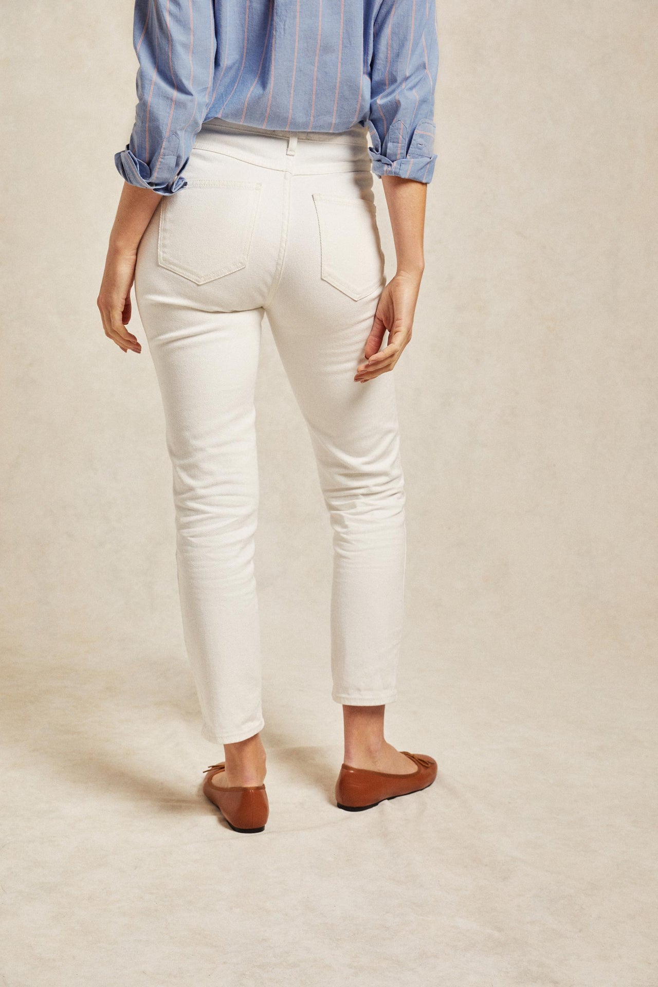 Sway ecru white jeans, high waisted with a slim, slightly tapered leg, made from authentic non-stretch 100% cotton denim. Mid-rise, ankle length, classic mom jeans. Smart casual wear. Size 6,8,10,12,14,16,18. Made in Portugal. Machine wash.