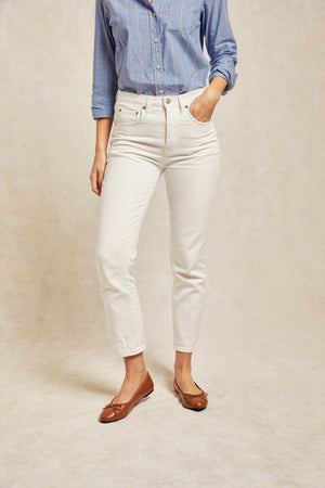 Sway ecru white jeans, high waisted with a slim, slightly tapered leg, made from authentic non-stretch 100% cotton denim. Mid-rise, ankle length, classic mom jeans. Smart casual wear. Size 6,8,10,12,14,16,18. Made in Portugal. Machine wash.