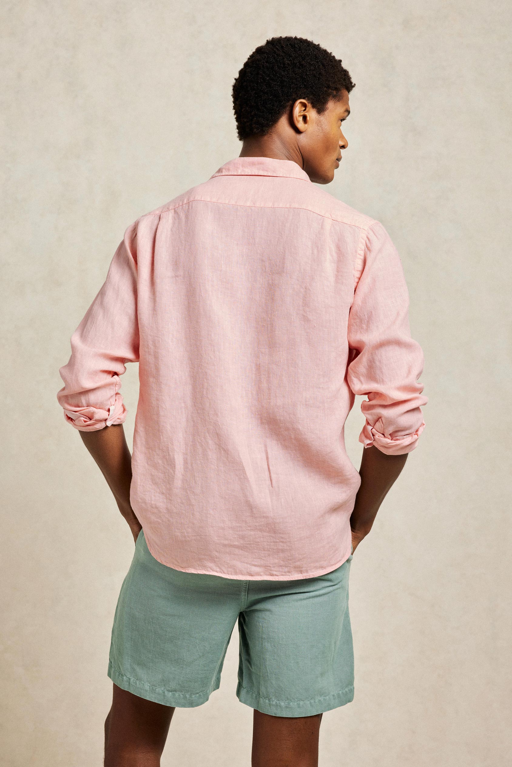 Linen garment dyed washed men’s pink shirt with classic collar. 100% Linen. Cut from soft linen to an immaculate fit with a classic collar. Casual wear. Made in Portugal. Machine wash. Size S, M, L, XL, XXL.