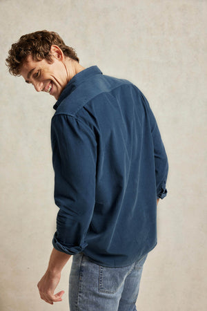 Balancing fine needlecord cotton, washed for softness. 100% Cotton men’s shirt. A subtle faded petrol grey blue wash bolsters its appeal, available in two colours. Casual wear. Size S, M, L, XL, XXL. Classic collar. Made in Portugal. Machine wash.