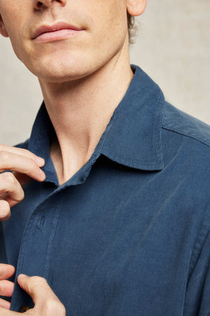 Balancing fine needlecord cotton, washed for softness. 100% Cotton men’s shirt. A subtle faded petrol grey blue wash bolsters its appeal, available in two colours. Casual wear. Size S, M, L, XL, XXL. Classic collar. Made in Portugal. Machine wash.