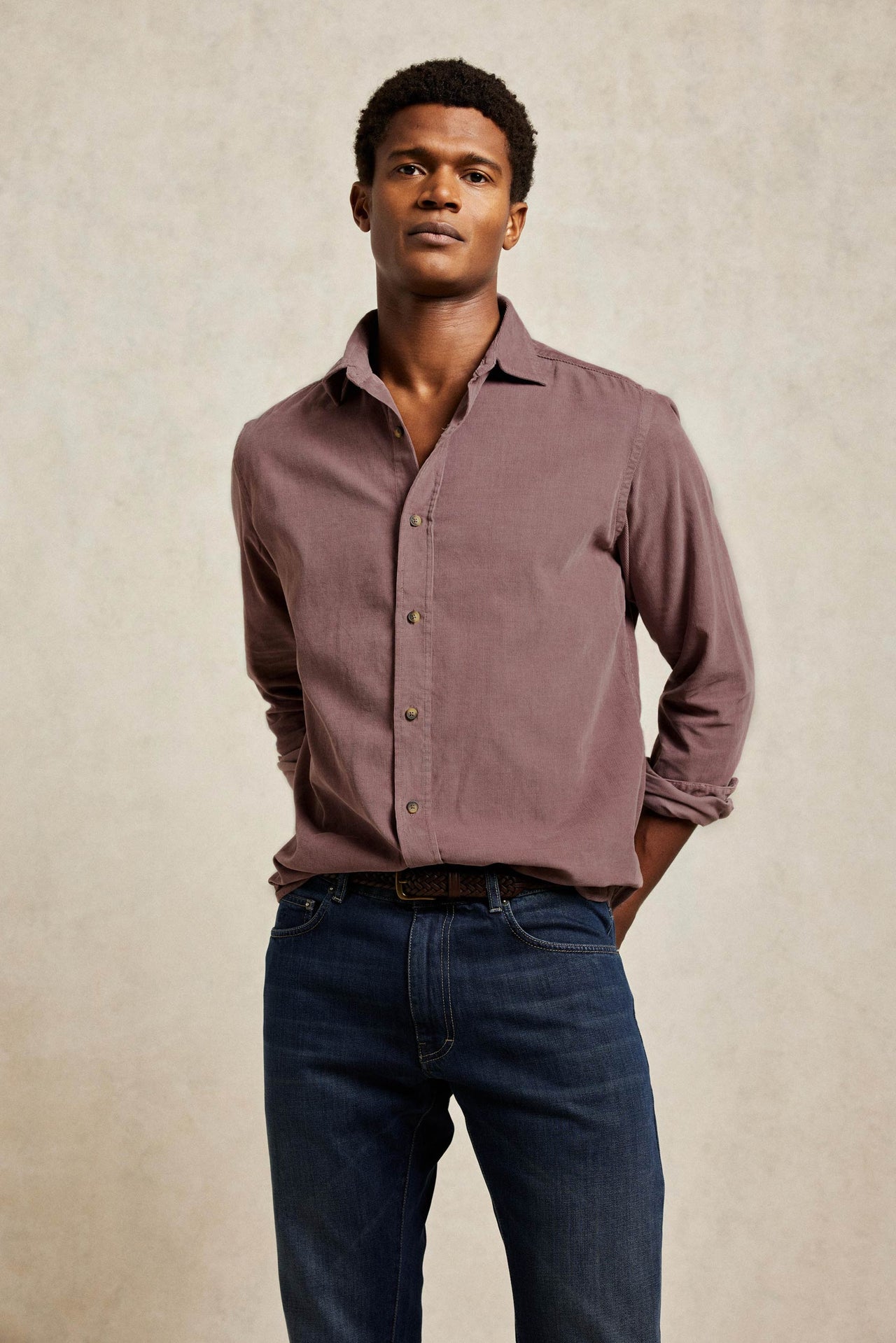 Balancing fine needlecord cotton, washed for softness. 100% Cotton men’s shirt. A subtle faded heather purple wash bolsters its appeal, available in two colours. Casual wear. Size S, M, L, XL, XXL. Classic collar. Made in Portugal. Machine wash.
