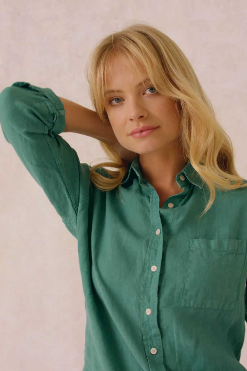 Garment dyed emerald green women’s shirt with back box pleat and curved hem. Effortless style, made to last. Cut from 100% linen to a boyfriend fit. Casual wear. Size XS, S, M, L, XL. Machine wash.