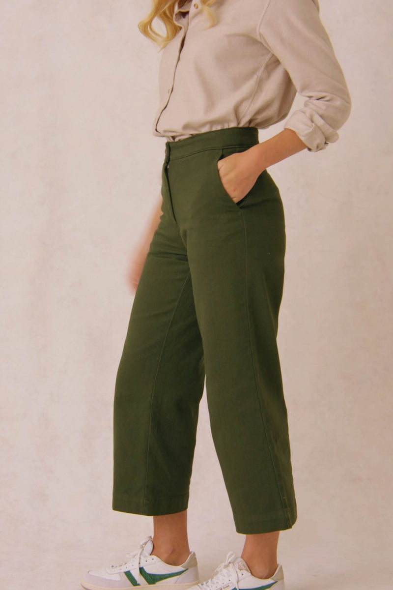 Mid-rise wide leg khaki green cropped women’s trousers with added stretch. Cut from cotton to a mid-rise fit. Casual wear. Size 6,8,10,12,14,16,18. Made in Portugal. Machine wash.